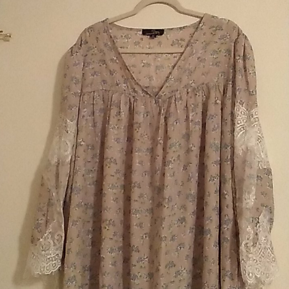 💕💥Like New Suzanne Betro Lightweight Bell Sleeve Blouse